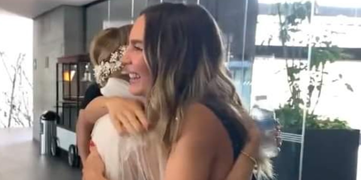 Belinda sorprende a pareja en Monterrey y bendice su boda