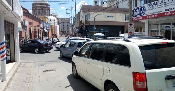 Lugares de estacionamiento en Irapuato causan tráfico en el Centro Histórico