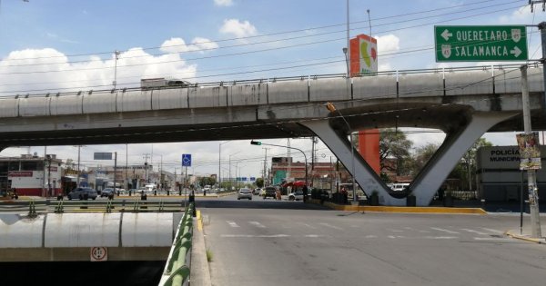 Por riesgo de colapso en el puente de Constituyentes en Celaya, disminuirán su tráfico