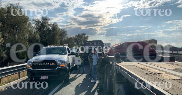 Aparatosa carambola en la autopista Salamanca-Celaya deja grandes daños materiales