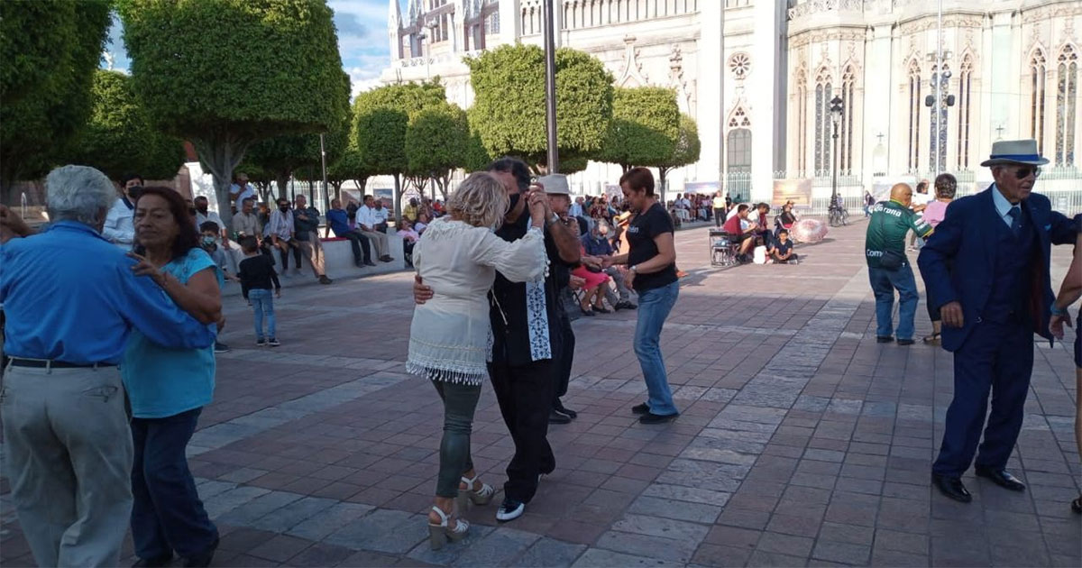 Al ritmo del danzón, Grupo Eterna Juventud lleva alegría a adultos mayores en León