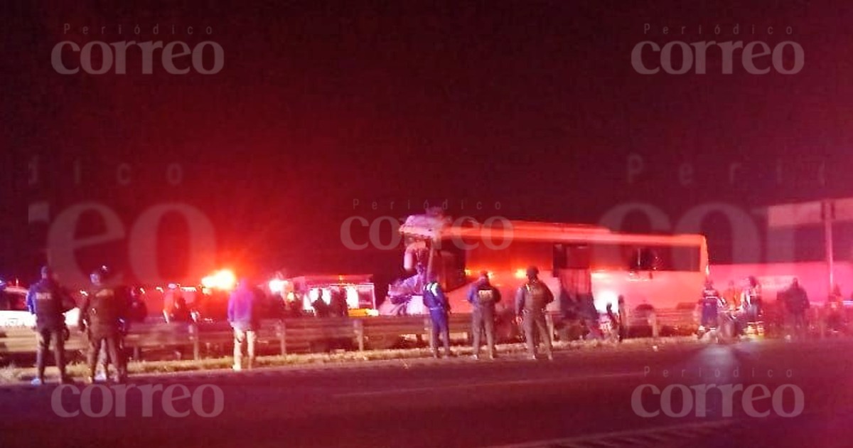 Al menos dos muertos y 20 heridos deja el choque de un camión de pasajeros en Irapuato