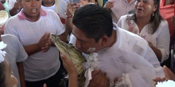 Con vestido y fiesta, lagarto y alcalde de Oaxaca celebran su boda