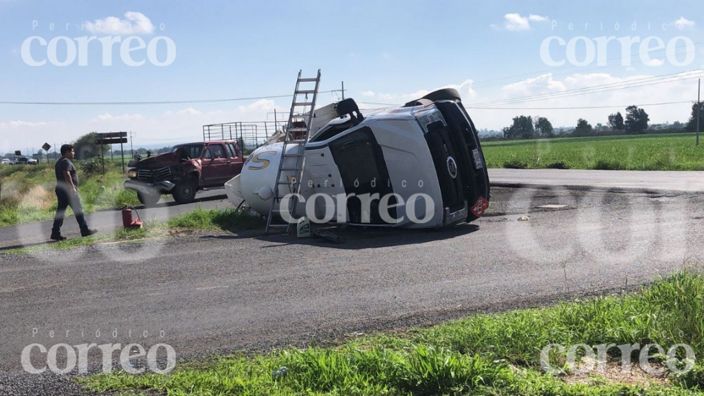 Purísima del Rincón: Vuelca pipa de gas butano tras impactarse con camioneta de ganado