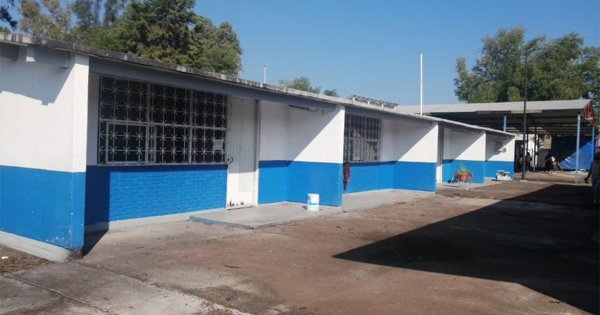 Padres de familia apoyan para la rehabilitación de escuela saqueada en Salamanca