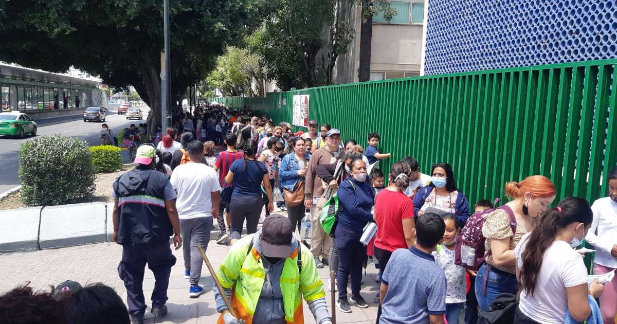 Se acaban las vacunas para niños en Guanajuato, pero el caos de filas continúa