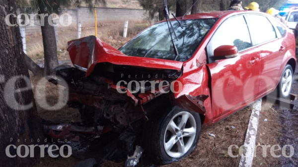 Conductor pierde el control y choca en la Guanajuato-Silao; la carretera estaba mojada