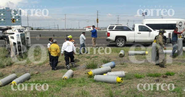 Camión repartidor de gas vuelca en la carretera Irapuato-Valle de Santiago