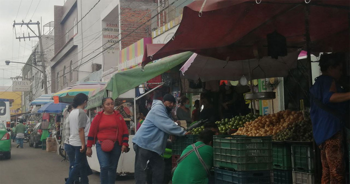 Pese a invadir el paso, no sancionan a comerciantes del Tomasa Esteves en Salamanca