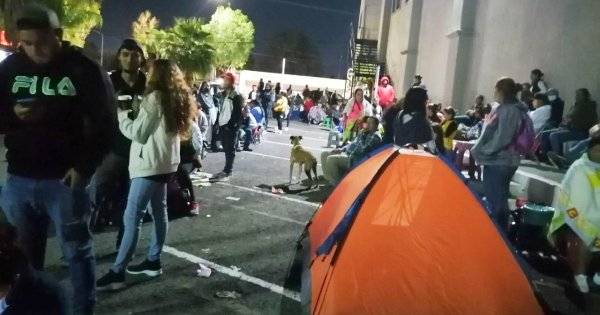 Padres de Guanajuato acampan para alcanzar vacunas para sus hijos