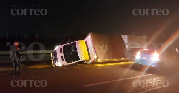 Chofer se resiste a asalto y muere balaceado en Irapuato; el camión se volcó