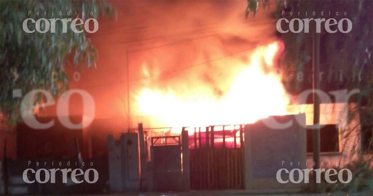 Incendio consume casa abandonada en la colonia Valle de Los Naranjos