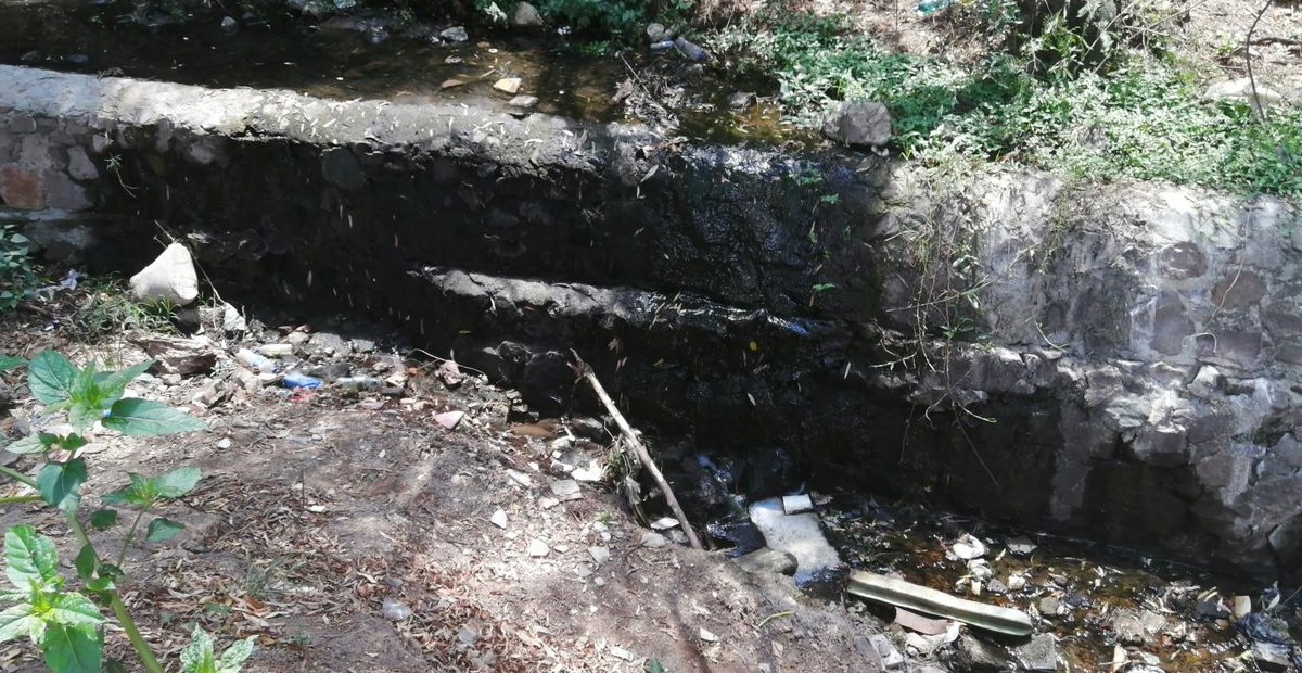 Capitalinos infestan de basura el arroyo de la calle San Luisito en Guanajuato