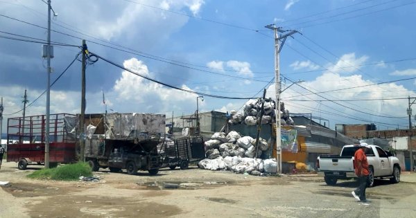 Proliferan recicladoras en el bulevar Atotonilco de León; vecinos se quejan de olores y plagas