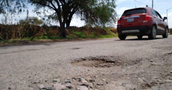 Entre baches y lodo, pacientes acuden a recibir atención médica en Silao