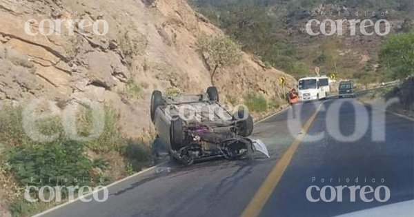 Aparatosa volcadura deja una mujer lesionada en comunidad de Tierra Blanca