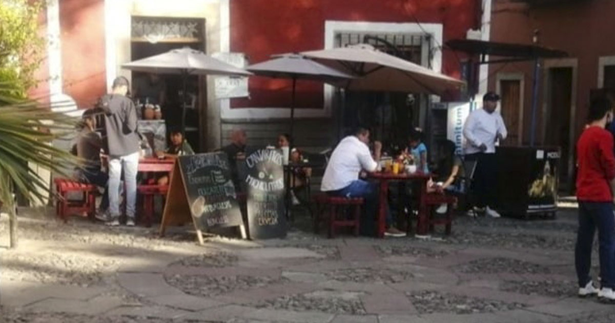 Bar opera sin permiso y venden “licuachelas” y “cantaritos” en Plaza de San Fernando