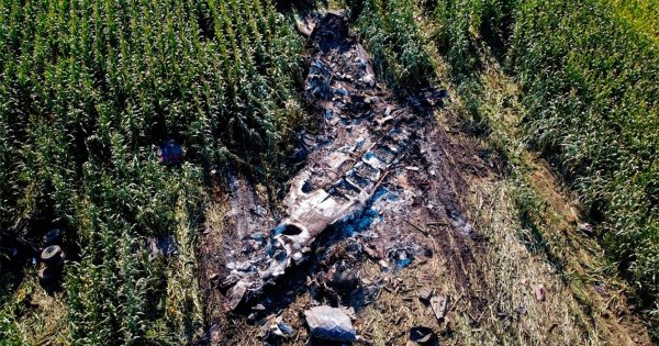 Avión que cargaba 11 toneladas de armas se estrella en Grecia; deja 8 muertos