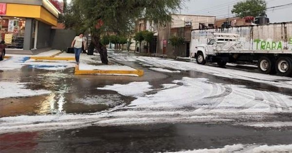 Casas, calles y avenidas de Celaya se ‘visten de blanco’ tras granizada