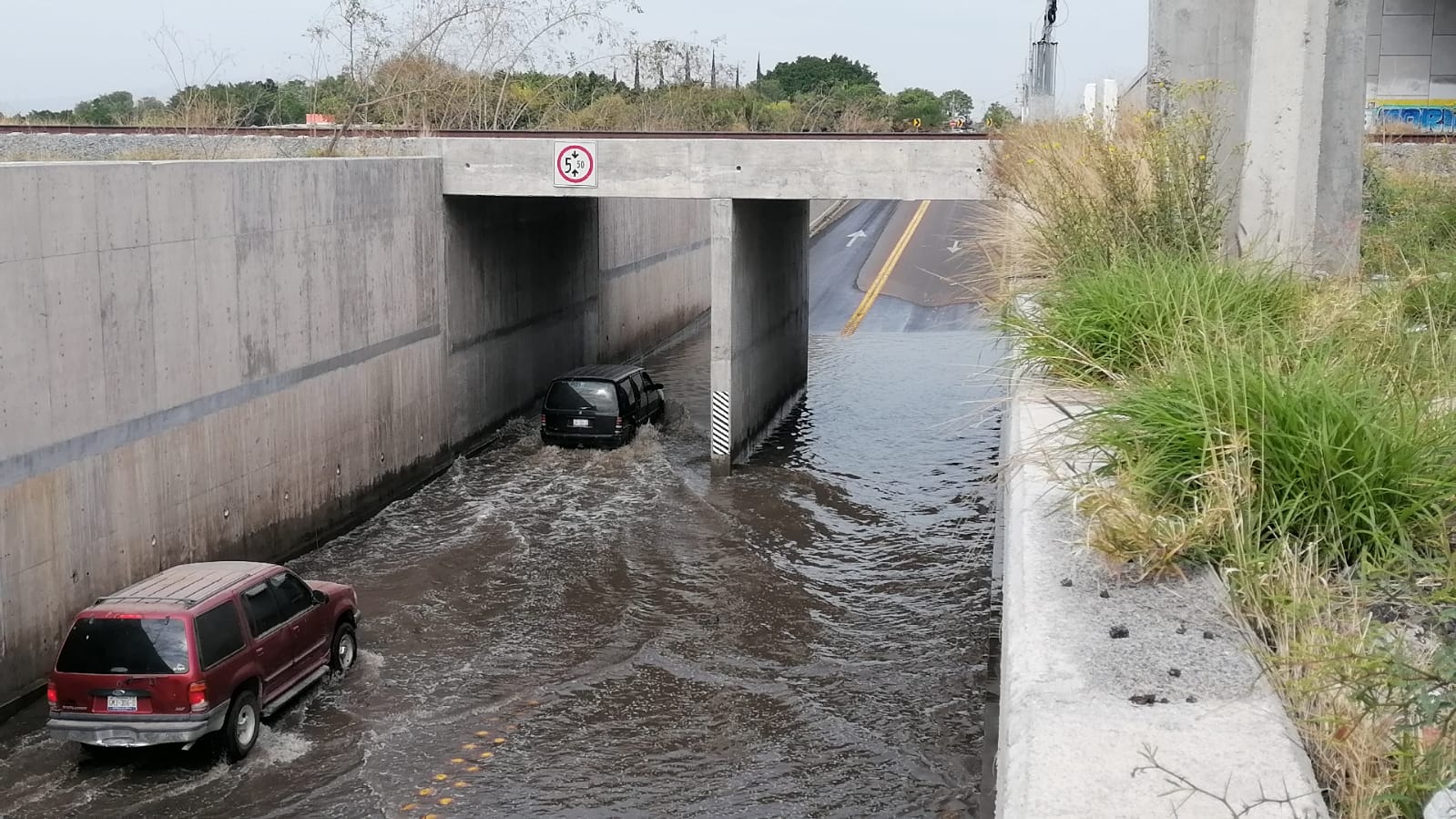 Hasta el borde: Puente en San José del Llano en Apaseo el Grande se inunda por lluvias