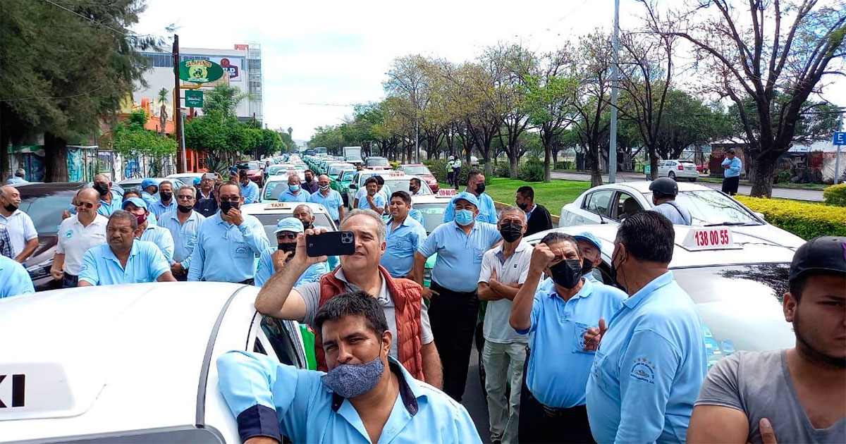 Taxistas se manifiestan para exigir poner fin a taxis pirata; son más de 7 mil 500