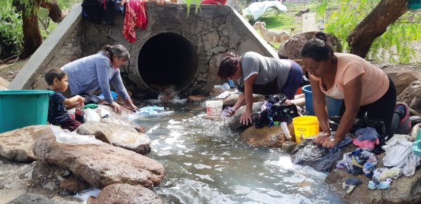 Lavan horas en el río por la falta de agua en la comunidad de Alfaro