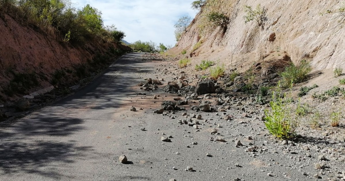 Derrumbes en carretera de Atarjea amenazan con dejar aisladas a comunidades