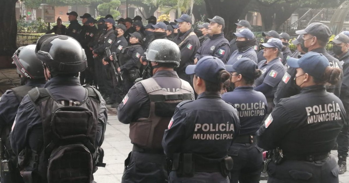 Policías de Valle de Santiago se niegan a entregar celulares para revisión