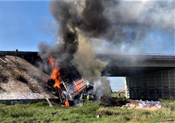 Camión de carga cae y se incendia en el distribuidor vial en Celaya; hay un muerto