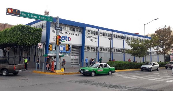 Padres de la Secundaria Técnica 1 en León buscan apoyo de la SEG tras desfalco