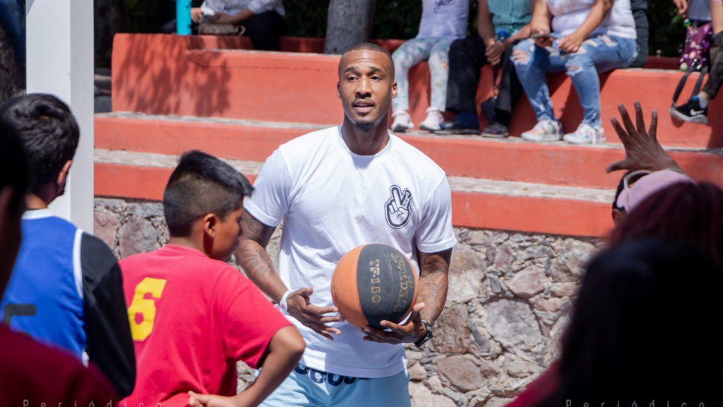 Exjugador de la NBA imparte clase profesional a niños en San Miguel de Allende