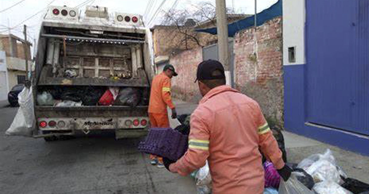 Celaya: Dejan basura al aire por falta de camiones recolectores