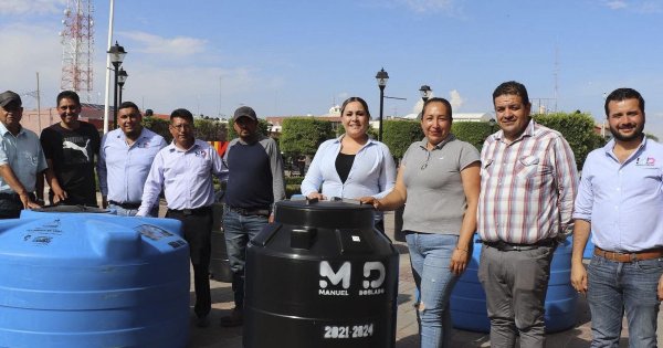 Vecinos de La Sabina, Piedras Negras y otras colonias de Manuel Doblado reciben tinacos y cisternas