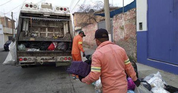 Celaya: Dejan basura al aire por falta de camiones recolectores