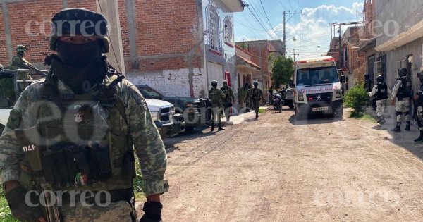 Atacan a esposos afuera de su casa en Salamanca; hombre fallece