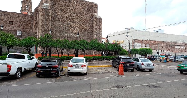 ‘Reservan’ estacionamiento a funcionarios municipales y dejan sin placas a irapuatenses