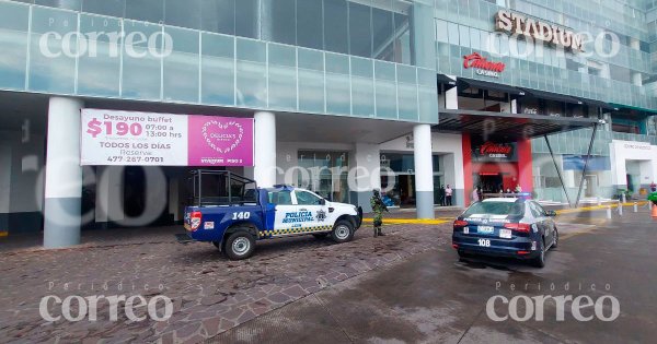 Policía dispara su arma por accidente y lesiona a huésped de hotel en León