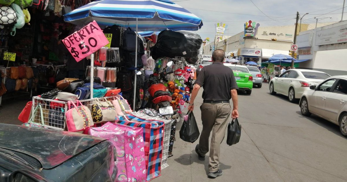 Comercios invaden la vía pública de la Zona Piel en León; “es un desorden”, afirman