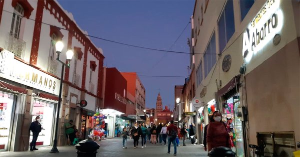 Fiestas de graduación dan impulso a locatarios del centro de León