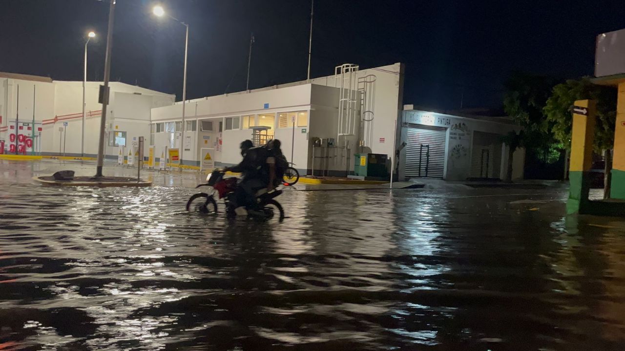 Inundaciones por fuertes lluvias deja incomunicadas a colonias de Irapuato