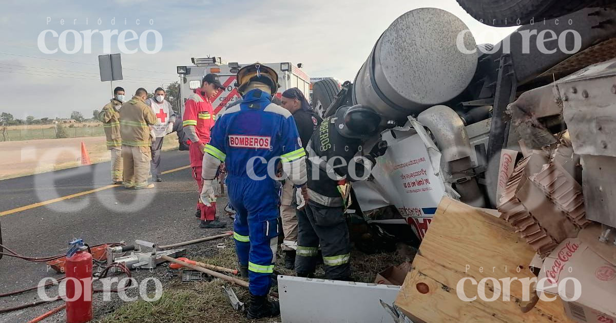 Niño queda atrapado en cabina de trailer volcado en la Dolores-San Felipe