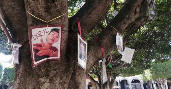 ‘Siembran’ fotografías de desaparecidos frente a presidencia de Salamanca