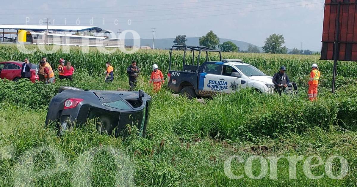 Mujer lesionada tras accidente en carretera de Irapuato; el copiloto la libra