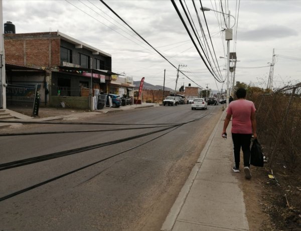 Cables en avenida Santa Fe en Guanajuato Capital llegan hasta el piso; peatones corren riesgo