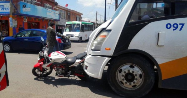 Camionero impacta moto y deja dos lesionados, en Salamanca