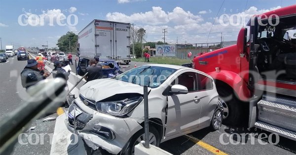 Aparatosa carambola deja dos lesionados y daños materiales en la Salamanca-Celaya