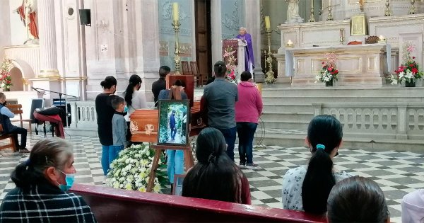 Familia y amigos despiden al periodista asesinado Ernesto Méndez