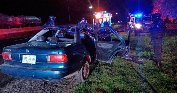 Volcadura deja hombre lesionado sobre carretera federal en Pénjamo