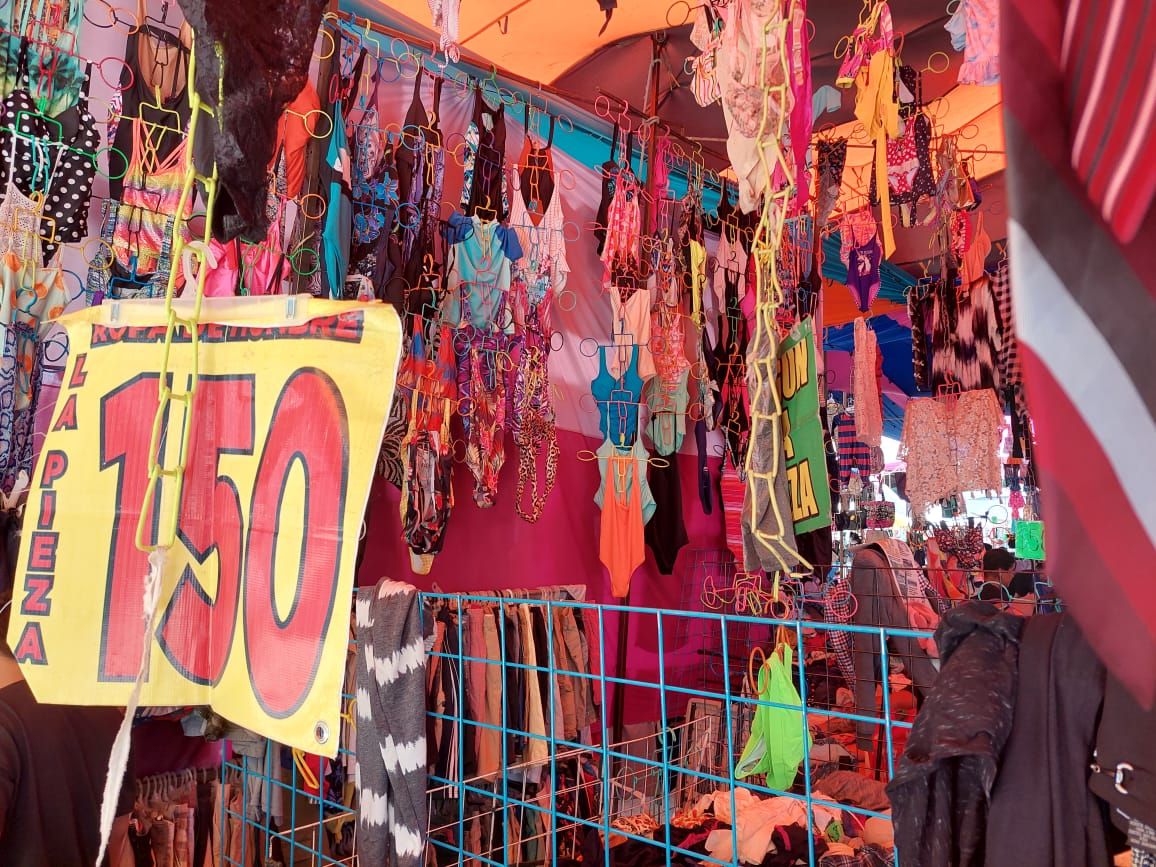 Desde 30 pesos puedes encontrar ropa en el tianguis del Coecillo de León