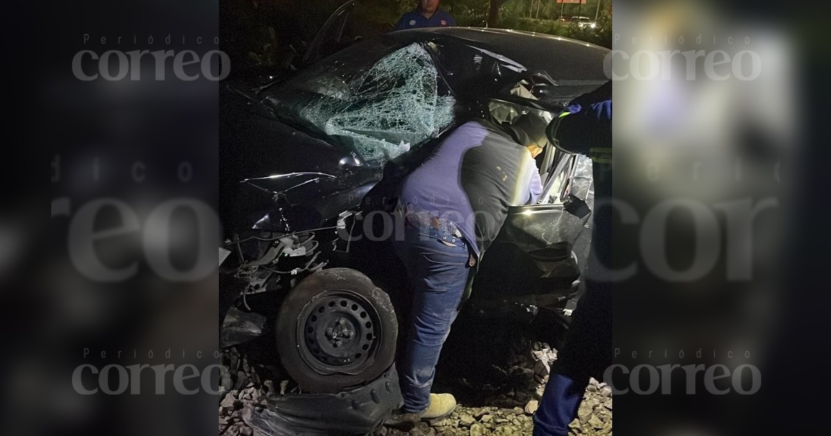 Ferrocarril arrolla un auto en Celaya; conductor se reporta grave